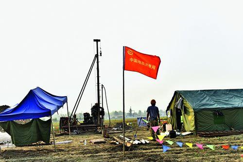 中國地質調查局在安新縣北六村田野中開展地質測量。攝影 劉向陽